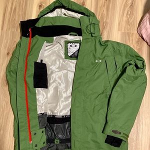 Mens Oakley snowboard jacket, cactus green.